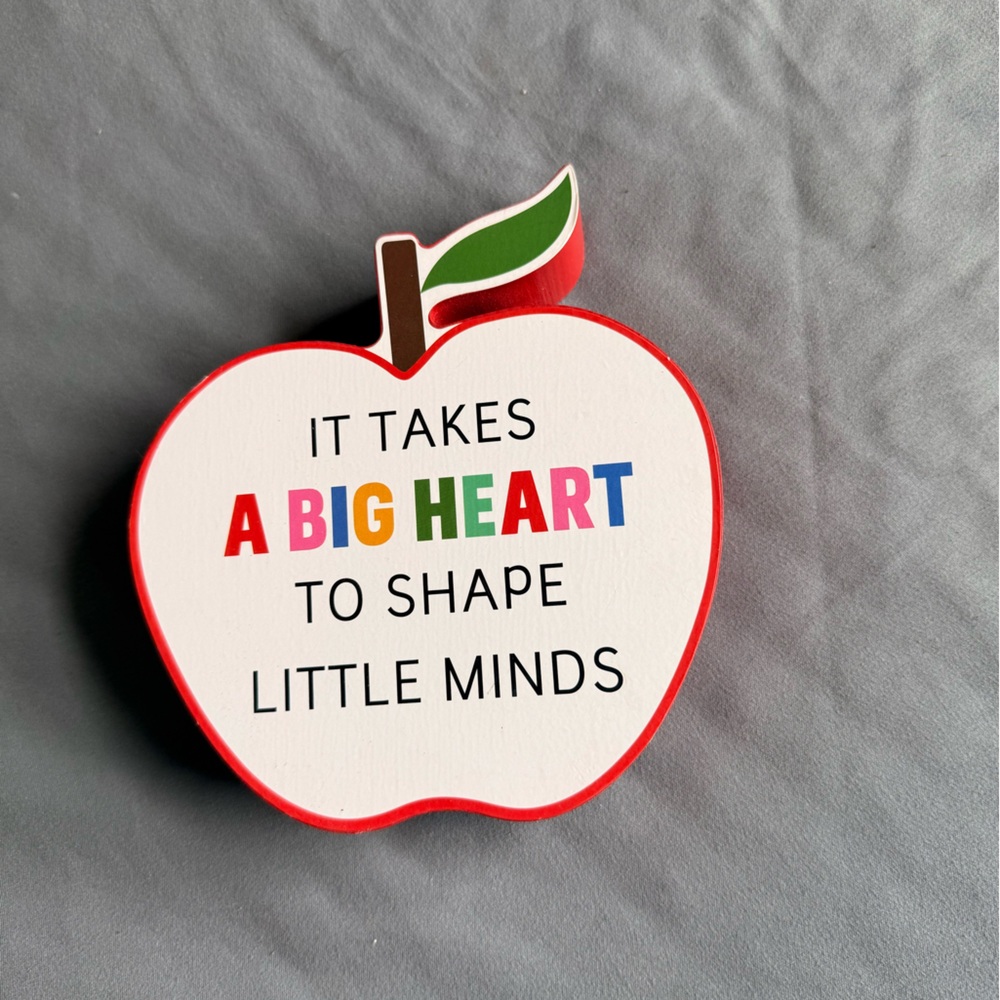 Apple-Shaped Teacher Décor Sign "A Big Heart" - Red & Multicolor